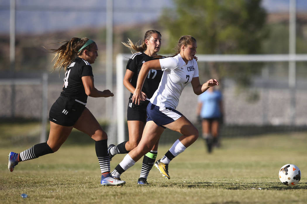 Marcella Brooks (7) de Centennial High School, pasa con el balón durante un partido de fútbol en Centennial High School en Las Vegas el martes 19 de septiembre de 2017. Chase Stevens Las Vegas R ...