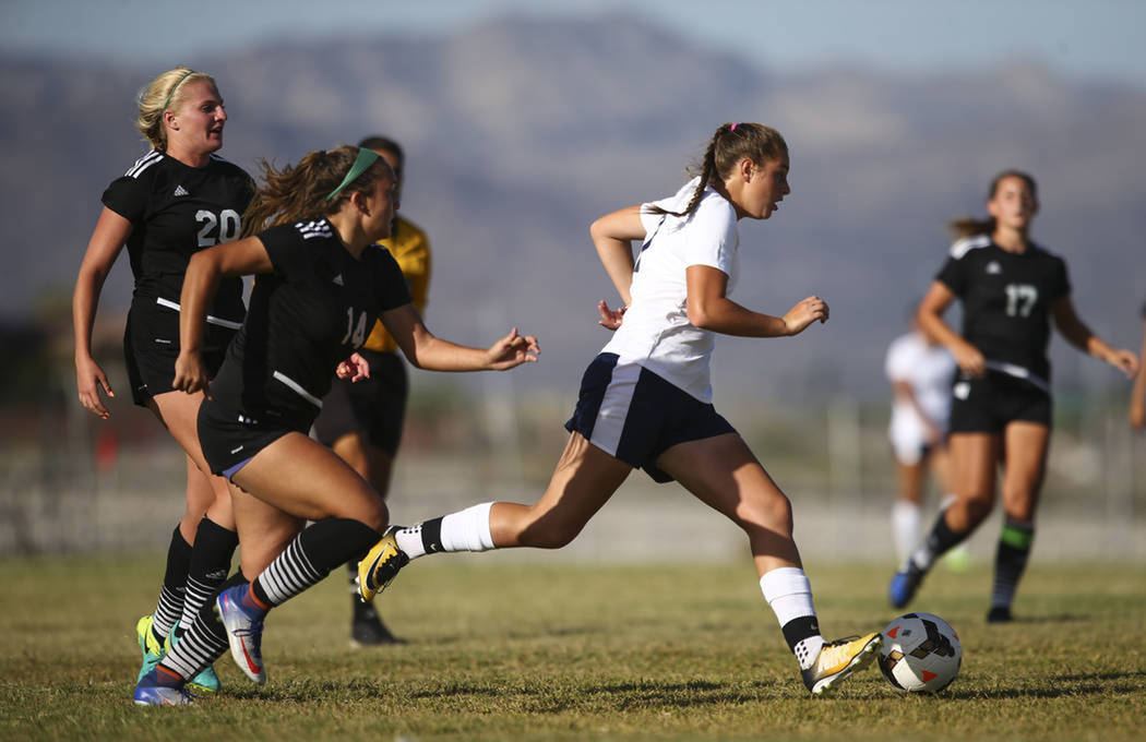 Marcella Brooks (7) de Centennial High School, a la derecha, mueve el balón a Palo Verde High School durante un partido de fútbol en Centennial High School en Las Vegas el martes 19 de septiembr ...