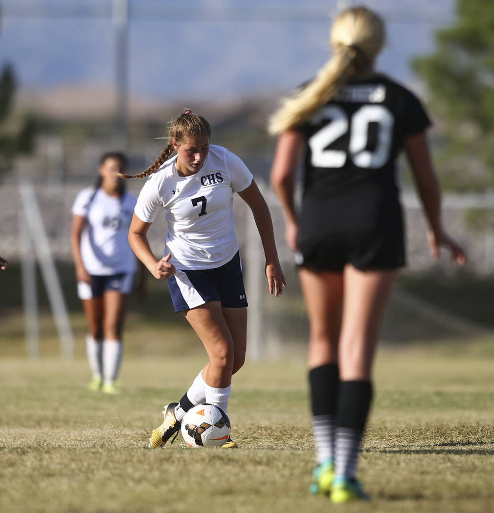 Marcella Brooks (7) de Centennial High School, mueve el balón contra Palo Verde High School durante un partido de fútbol en Centennial High School en Las Vegas el martes, 19 de septiembre de 201 ...