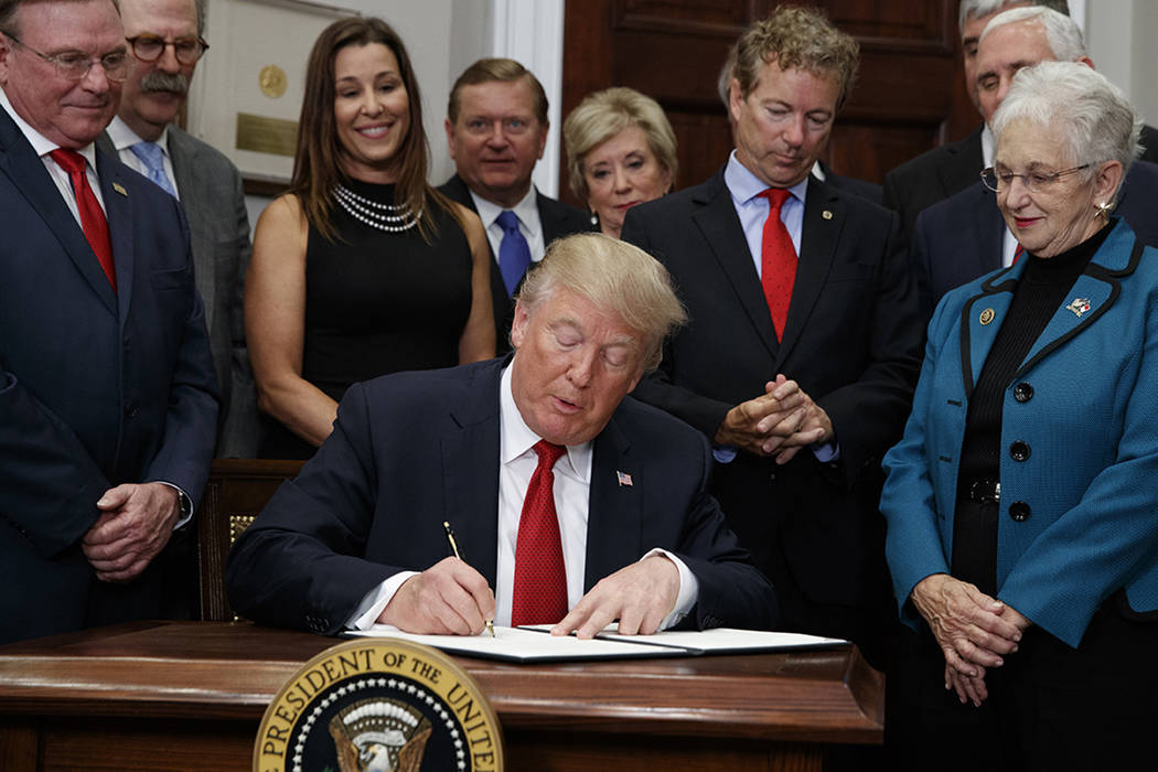 El presidente Donald Trump firma una orden ejecutiva sobre asistencia médica en la Sala Roosevelt de la Casa Blanca, el jueves 12 de octubre de 2017, en Washington. | Foto AP / Evan Vucci.
