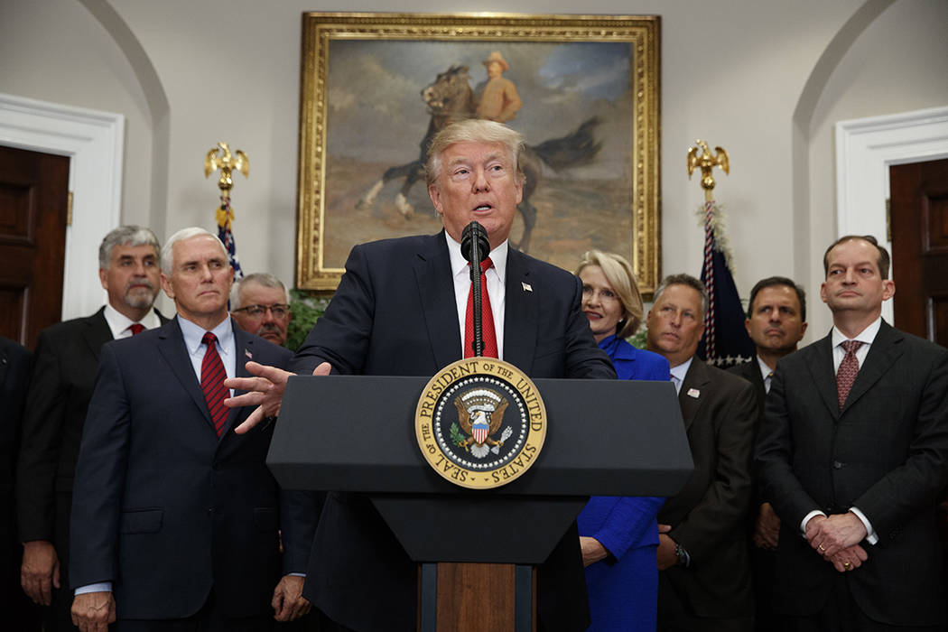 El presidente Donald Trump habla antes de firmar una orden ejecutiva sobre atención médica en la Sala Roosevelt de la Casa Blanca, el jueves 12 de octubre de 2017, en Washington. | Foto AP / Eva ...