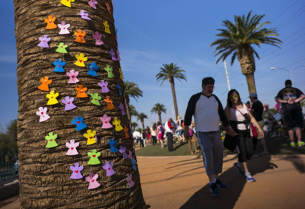 Recortes que conmemoran a las 58 víctimas del tiroteo en masa son dejados en una palmera cuando la gente visita un monumento improvisado cerca del letrero de "Bienvenido a Fabuloso Las Vegas" en  ...