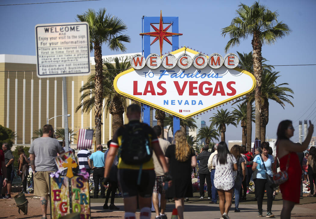 La gente visita el letrero de "Bienvenido a Fabulous Las Vegas" en Las Vegas el viernes 13 de octubre de 2017. Chase Stevens Las Vegas Review-Journal @csstevensphoto