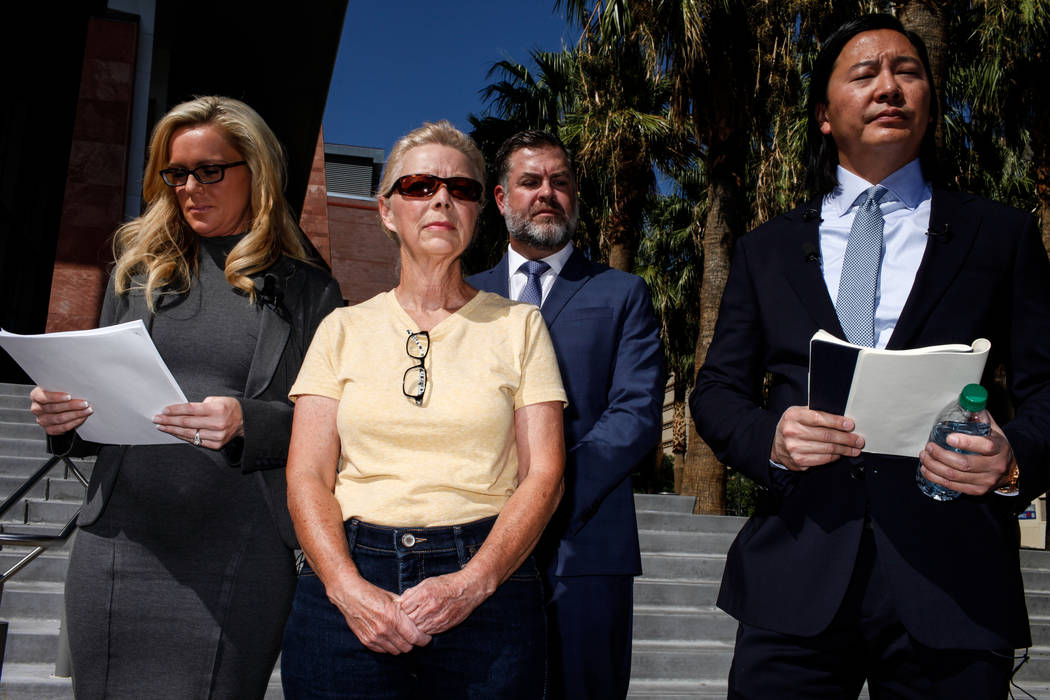 El abogado Christian M. Morris, a la izquierda, Cheryl Sheppard, madre de Rachel Sheppard, segunda desde la izquierda, el abogado Brian D. Nettles, segundo desde la derecha y el abogado principal  ...