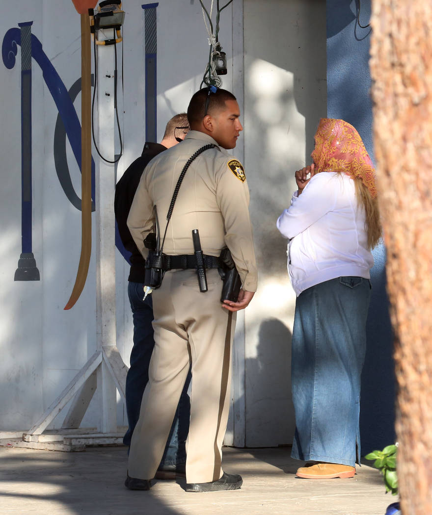 Los agentes de policía de Las Vegas hablan con una persona de iglesia afuera de la Iglesia La Luz del Mundo después de que un hombre que sufrió heridas de bala en la cabeza y el hombro fue enco ...