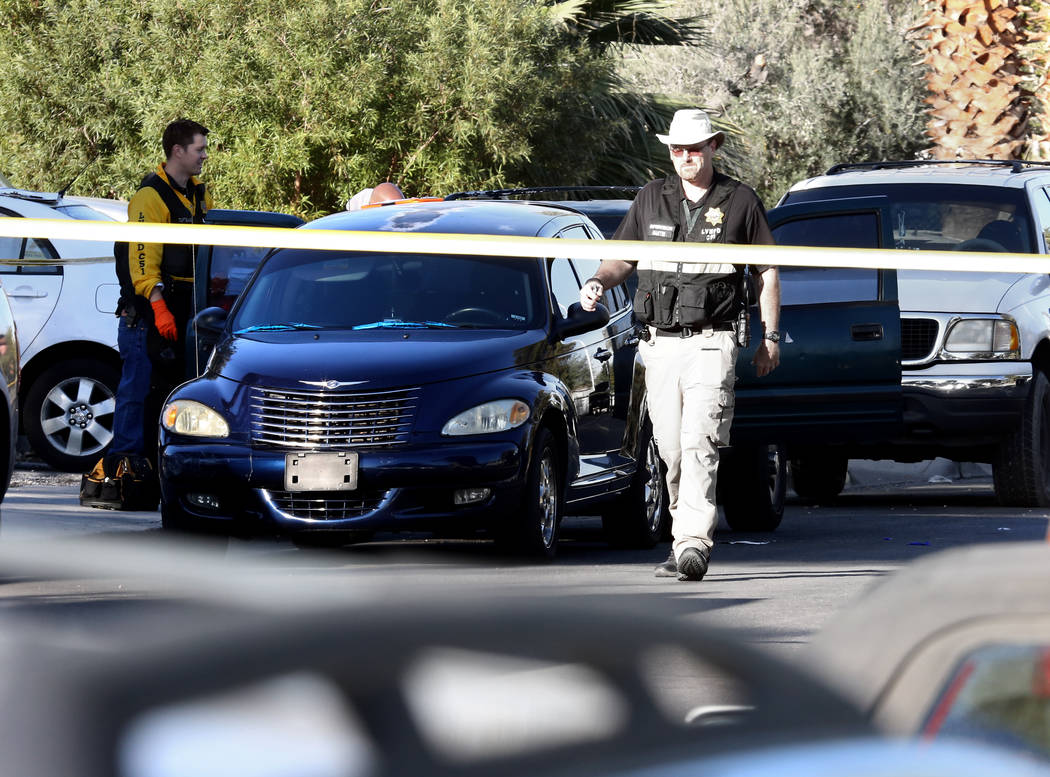 La policía de Las Vegas investiga un homicidio el lunes, 16 de octubre de 2017 en Cedar Avenue, cerca de Eastern Avenue. Un hombre quien sufrió heridas de bala fue hospitalizado en el Centro Mé ...