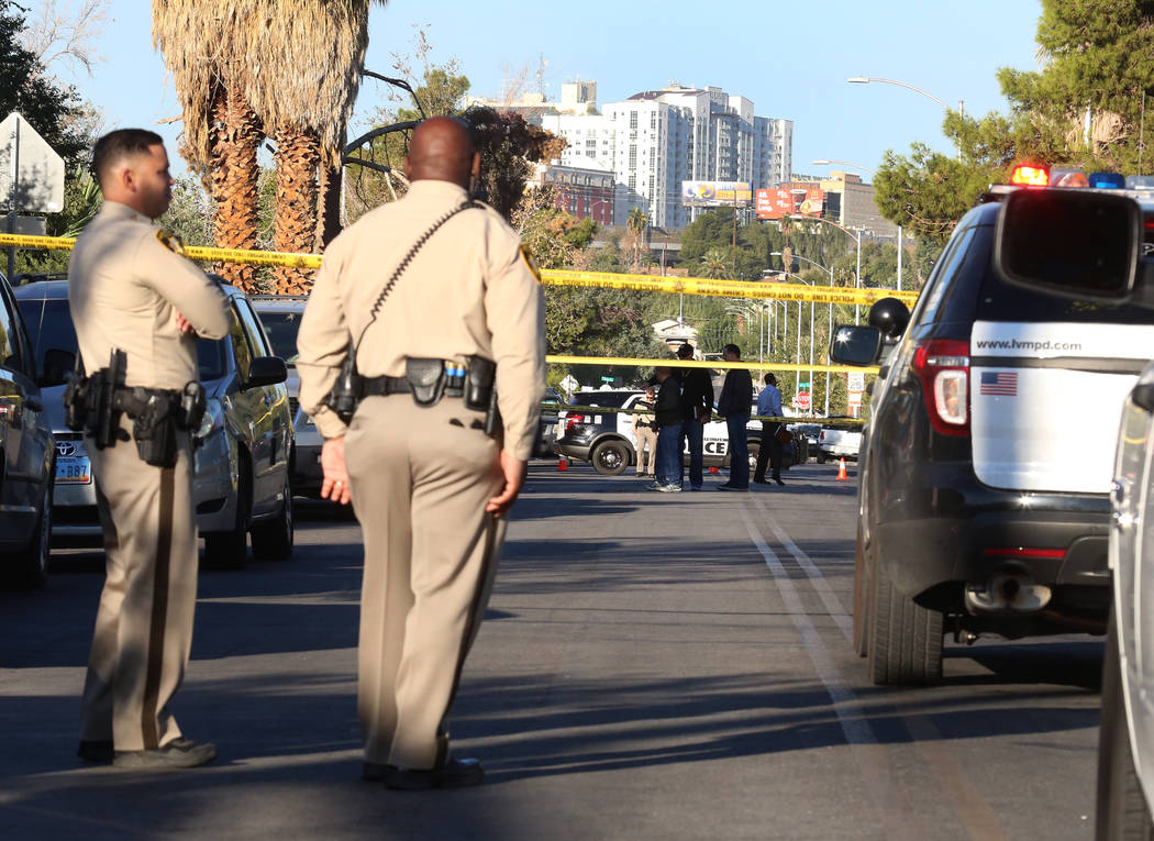 La policía de Las Vegas investiga un homicidio el lunes, 16 de octubre de 2017 en Cedar Avenue, cerca de Eastern Avenue. Un hombre quien sufrió heridas de bala fue hospitalizado en el Centro Mé ...