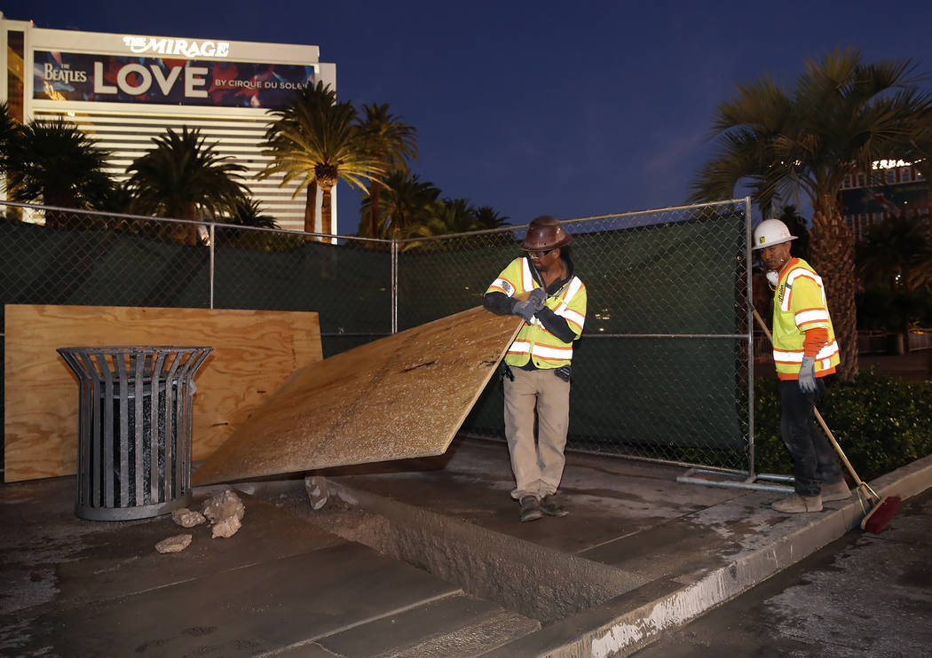 Trabajadores del sitio del proyecto Strip bolards el martes 17 de octubre de 2017, frente al hotel-casino Mirage. El proyecto de bolardos de acero se completará sin afectar el tránsito peatonal  ...