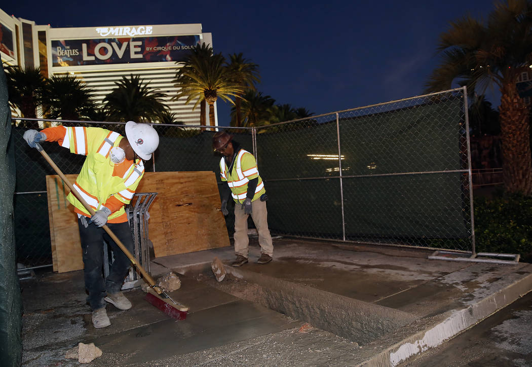Trabajadores cavan bajo la acera en el sitio del proyecto Strip bolards, para ubicar los servicios subterráneos, el martes 17 de octubre de 2017, frente al hotel-casino Mirage. El proyecto de bol ...