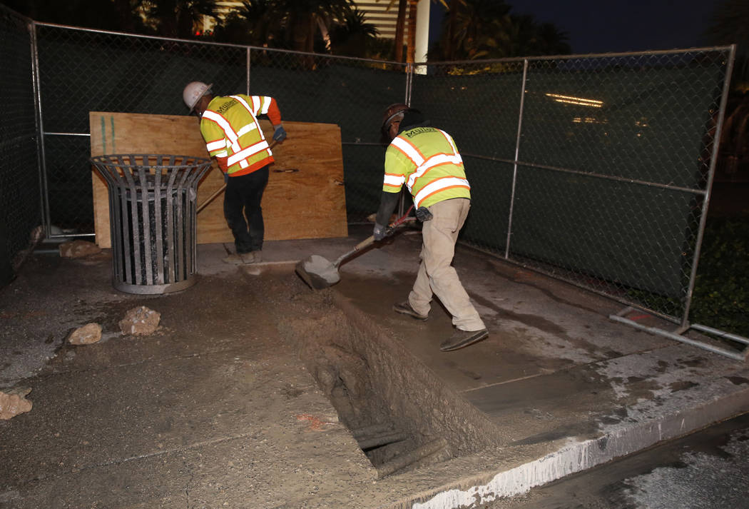 Trabajadores cavan bajo la acera en el sitio del proyecto Strip bolards, para ubicar los servicios subterráneos, el martes 17 de octubre de 2017, frente al hotel-casino Mirage. El proyecto de bol ...
