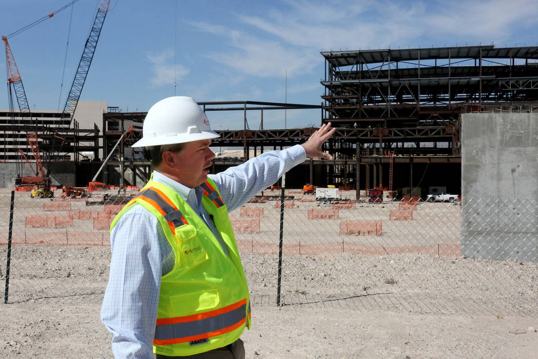El Presidente de Resorts World Las Vegas Edward Farrell explica el diseño del nuevo hotel-casino de 3.000 habitaciones que se está construyendo en Las Vegas Boulevard South en 87 acres anteriorm ...