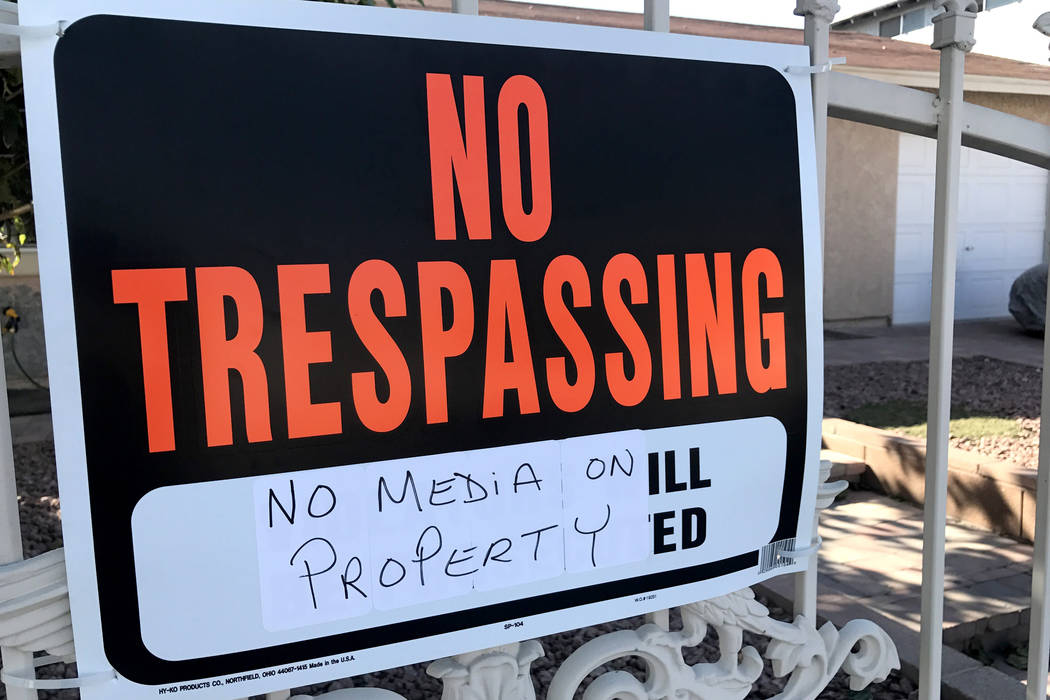Un letrero que advierte a los miembros de los medios noticiosos que no ingresen a la casa de Jesús Campos en el este de Las Vegas cuelga en una puerta el viernes 13 de octubre de 2017. Sandy Lope ...