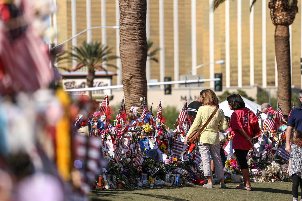 La gente visita un monumento conmemorativo en el letrero de Welcome to Fabulous Las Vegas, el lunes 16 de octubre de 2017, en honor a las víctimas del tiroteo masivo del Festival de la Ruta 91. J ...