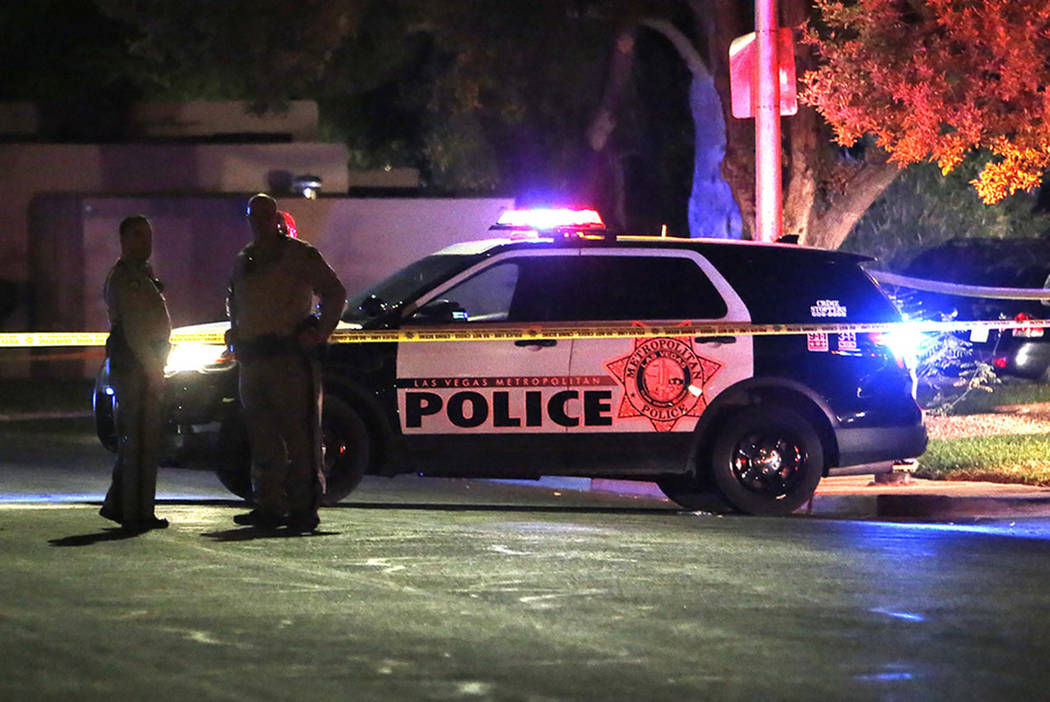 La policía de Las Vegas investiga un tiroteo involucrando un oficial en la cuadra 100 de Moonlight Drive, cerca de los bulevares Lamb y Charleston. Miercoles, 11 de octubre de 2017, en Las Vegas. ...