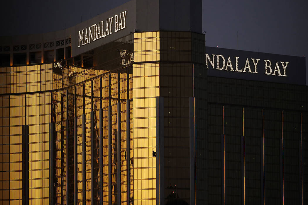 Las ventanas rotas en el complejo y casino Mandalay Bay, el martes 3 de octubre de 2017 en Las Vegas. Las autoridades dijeron que Stephen Paddock rompió las ventanas y comenzó a disparar con un  ...