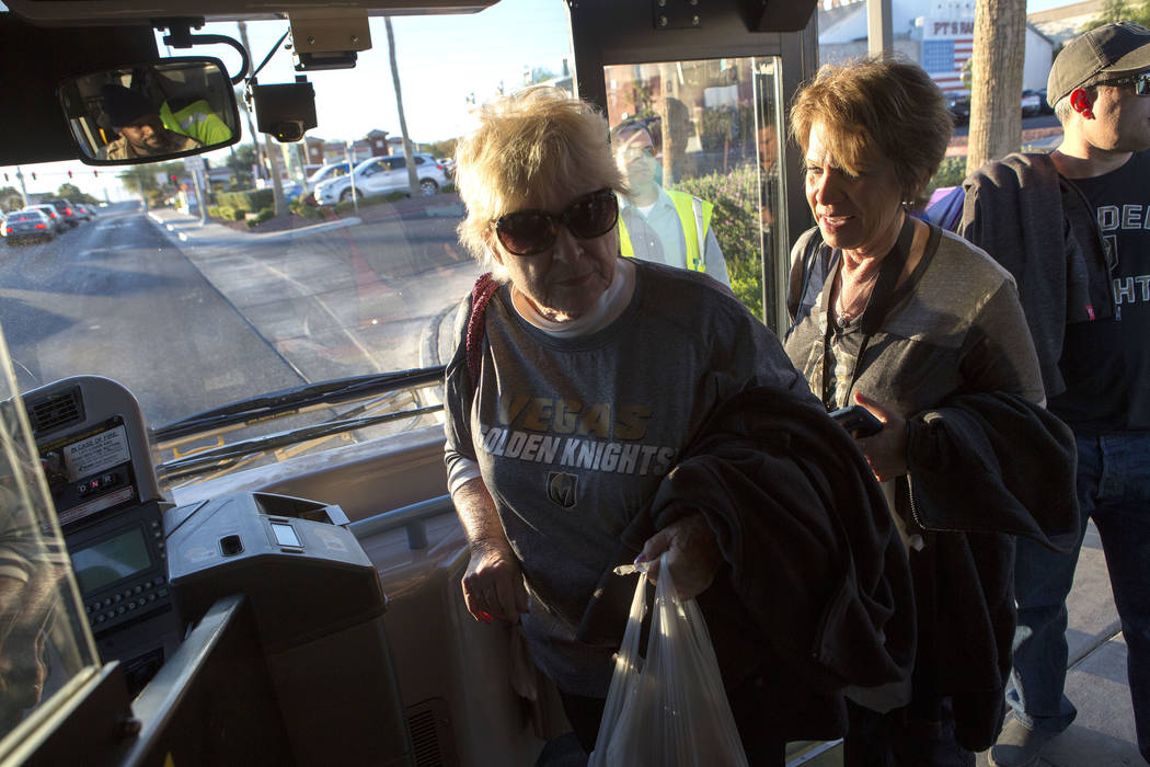 Suzanne Buchman, izquierda y Caryn Dibble abordan un autobús expreso en South Eastern Avenue e East Pebble Road en Henderson para llevarlas al T-Mobile Arena en Las Vegas para el juego Vegas Gold ...