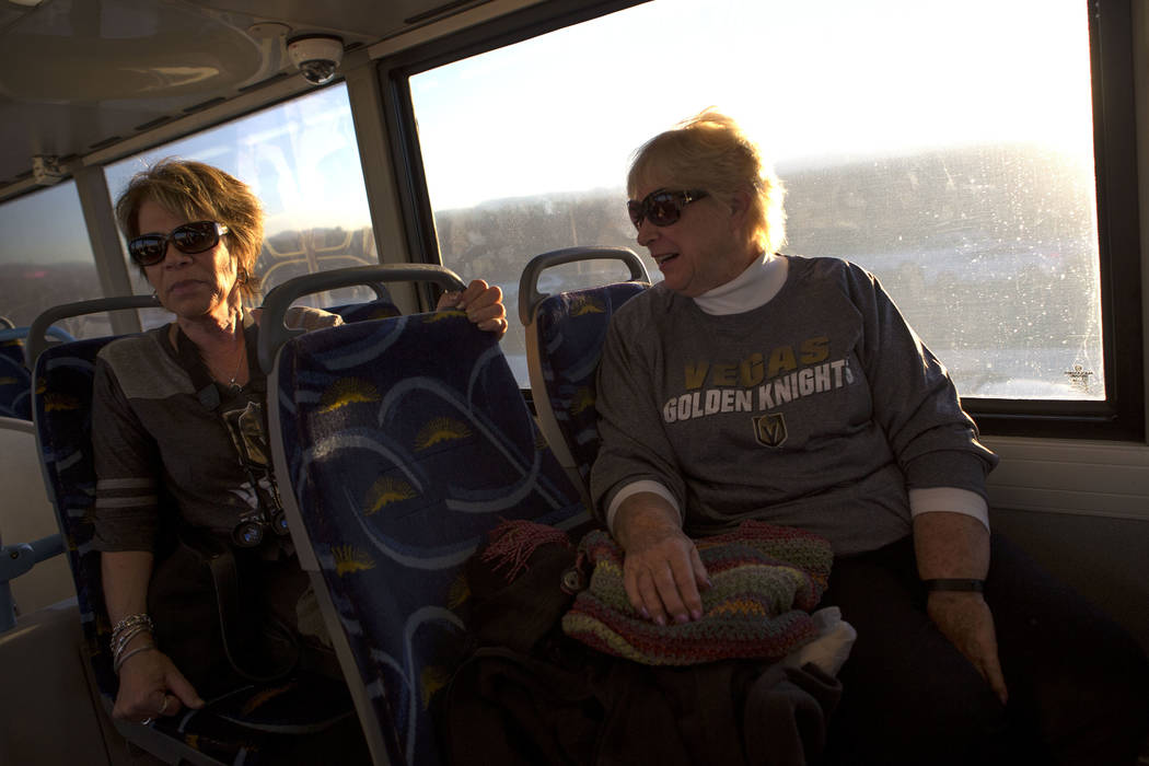 Caryn Dibble, izquierda, y Suzanne Buchman viajan en un autobús expreso desde South Eastern Avenue e East Pebble Road en Henderson hasta T-Mobile Arena en Las Vegas para el juego Vegas Golden Kni ...