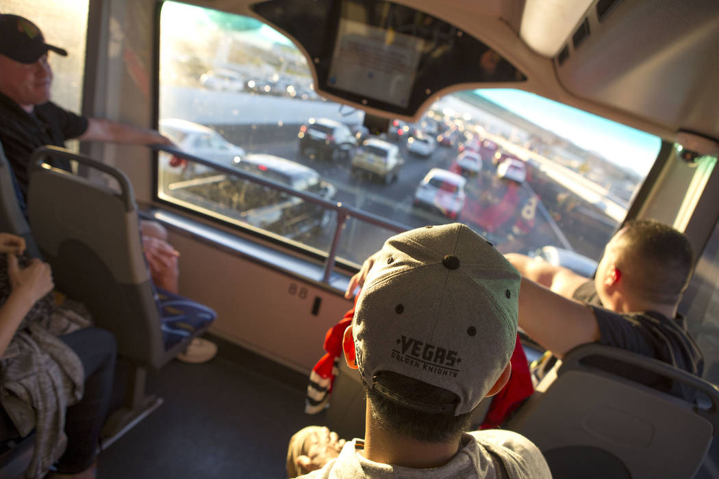 Phillip Buche luce un sombrero Vegas Golden Knights mientras viaja en el autobús expreso desde South Eastern Avenue e East Pebble Road en Henderson hasta T-Mobile Arena en Las Vegas para el juego ...