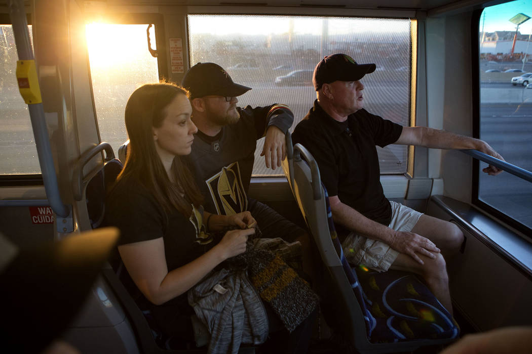 Los fanáticos de Hockey Trish Harrison, izquierda, su esposo Russ Harrison y Bill Smith toman un autobús expreso en ruta a T-Mobile Arena en Las Vegas para el juego Vegas Golden Knights el marte ...