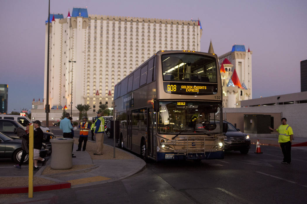 Un autobús expreso llega a T-Mobile Arena en Las Vegas para el juego Vegas Golden Knights el martes, 24 de octubre de 2017. Bridget Bennett Las Vegas Review-Journal @BridgetKBennett