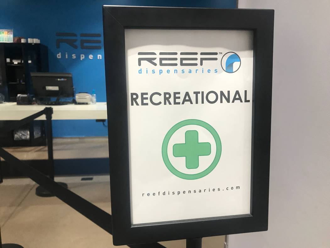El 15 de agosto de 2017 se exhibe un letrero para clientes recreativos en la ubicación de los dispensarios Reef North Las Vegas, 1366 W. Cheyenne Ave. # 110 y # 111. (Kailyn Brown / Vista) @Kaily ...