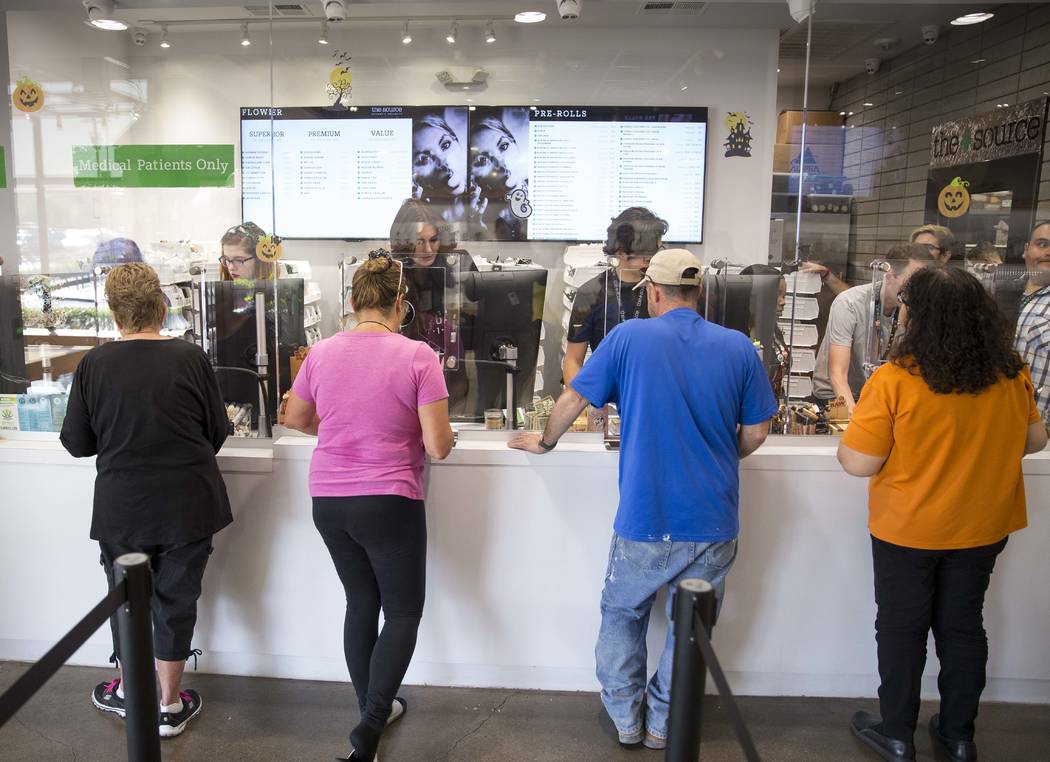 Los clientes hacen sus compras en el dispensario de cannabis The Source en Henderson el viernes 20 de octubre de 2017. Richard Brian Las Vegas Review-Journal @vegasphotograph
