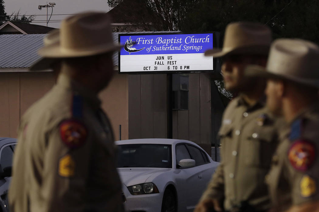 Funcionarios policiales trabajan en la escena de un tiroteo en la Primera Iglesia Bautista de Sutherland Springs, el lunes 6 de noviembre de 2017, en Sutherland Springs, Texas. Un hombre abrió fu ...