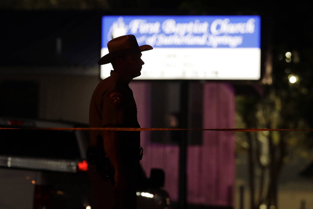 Un oficial de las fuerzas del orden está vigilando afuera de la Primera Iglesia  Bautista de Sutherland Springs, escenario de un tiroteo en masa, el domingo  5 de noviembre de 2017 en