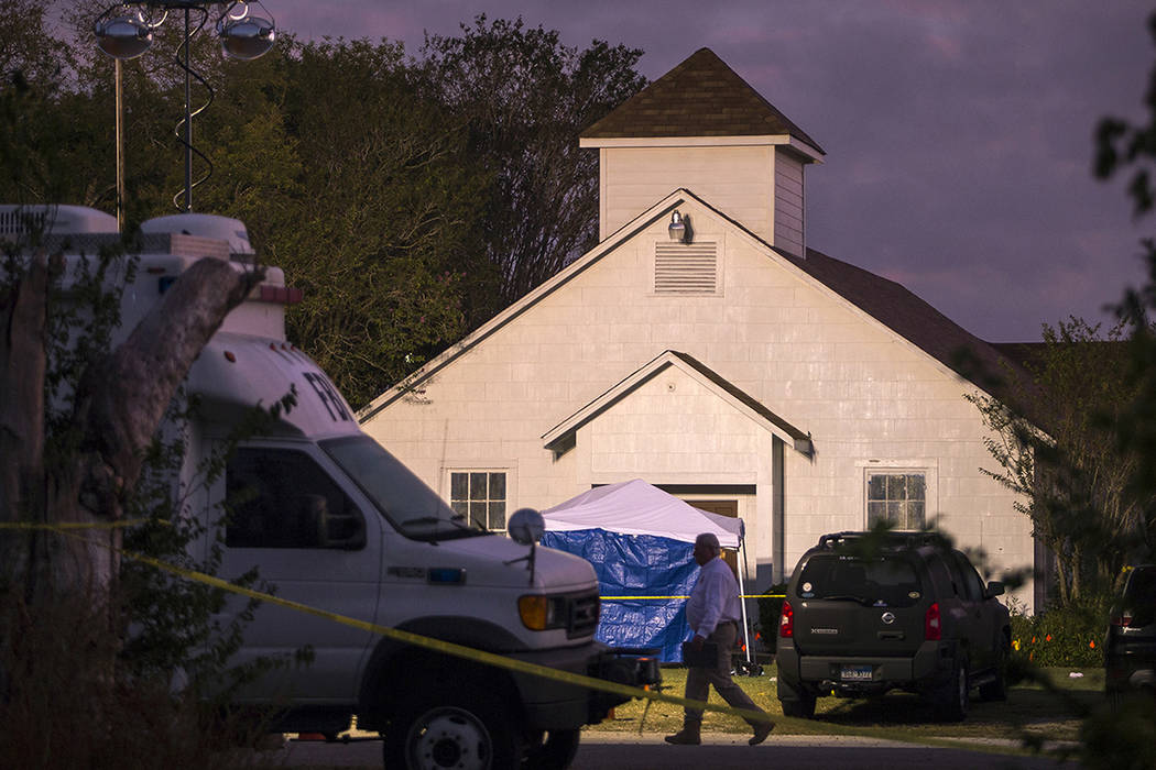 Un hombre pasa frente de la Primera Iglesia Bautista el lunes, 6 de noviembre de 2017, cuando un hombre armado abrió fuego en un servicio dominical en Sutherland Springs, Texas. Foto Nick Wagner  ...