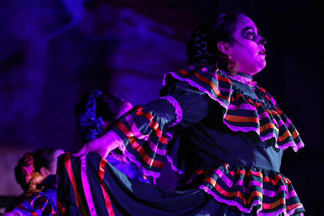 Los bailarines se presentan durante un evento del Día de los Muertos en Springs Preserve en Las Vegas, domingo 5 de noviembre de 2017. Foto Joel Ángel Juarez / Las Vegas Review-Journal.