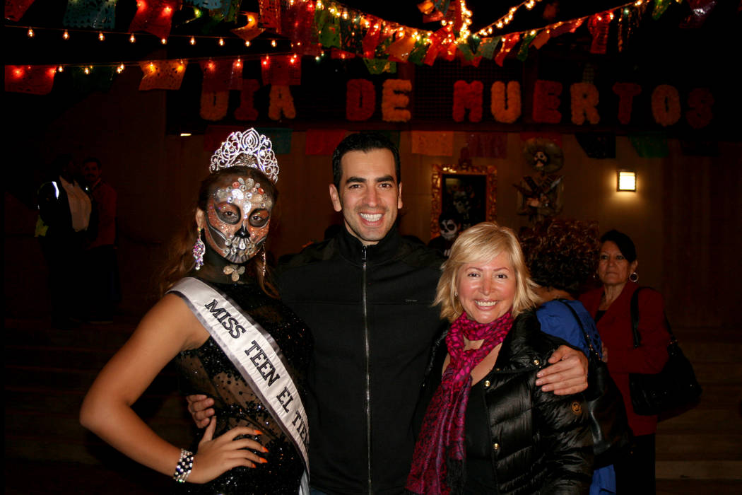 Miss Teen El Tiempo, Cathy Mosquera, izquierda y el representante Rubén Kihuen, D-Nev., al centro en la celebración de “Día de Muertos 2017” en Springs Preserve el 5 de noviembre de 2017. | ...