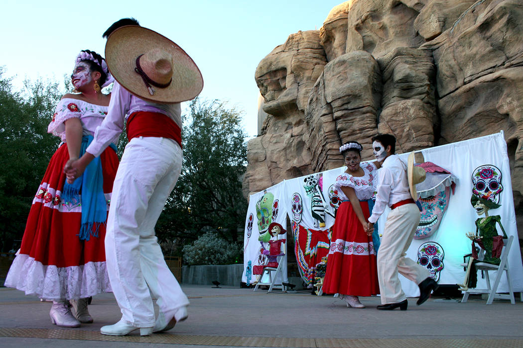Los bailarines se presentan durante un evento del Día de los Muertos en Springs Preserve en Las Vegas, domingo 5 de noviembre de 2017. | Foto Valdemar González / El Tiempo.