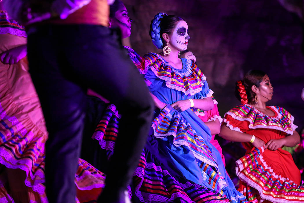 Los bailarines se presentan durante un evento del Día de los Muertos en Springs Preserve en Las Vegas, domingo 5 de noviembre de 2017. Foto Joel Ángel Juarez / Las Vegas Review-Journal.