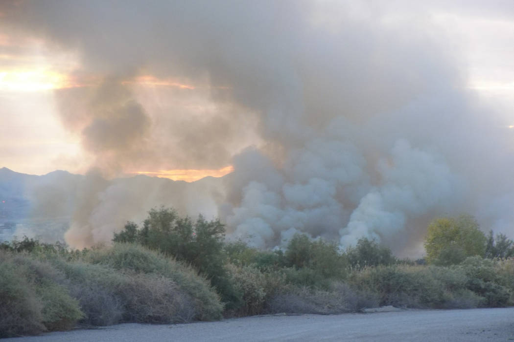 El humo y las llamas visibles desde el borde de un incendio del 5 de noviembre en el Clark County Wetlands Park. (Max Michor / Las Vegas Review-Journal)