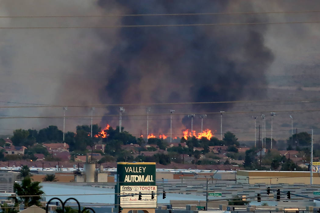 El humo y las llamas son visibles en el Clark County Wetlands Park, cerca del estadio Sam Boyd, el lunes 6 de noviembre de 2017 en Las Vegas. El fuego abarca alrededor de 3-5 hectáreas en una par ...