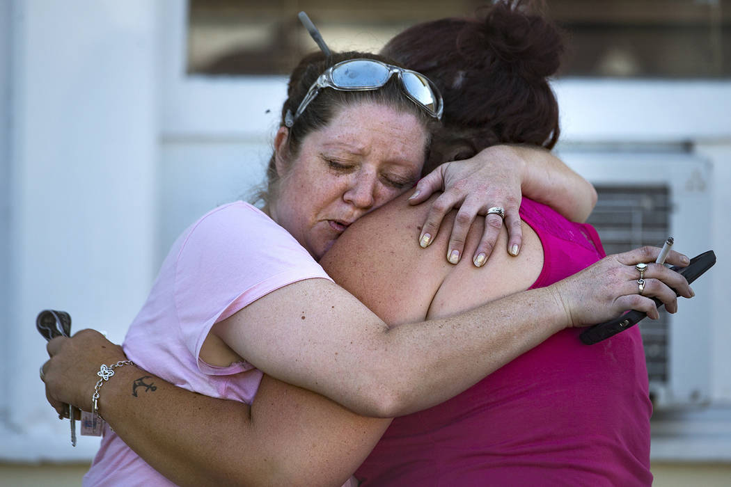 Carrie Matula abraza a una mujer después de un tiroteo fatal en la Primera Iglesia Bautista en Sutherland Springs, Texas, el domingo 5 de noviembre de 2017. Matula dijo que escuchó los disparos  ...