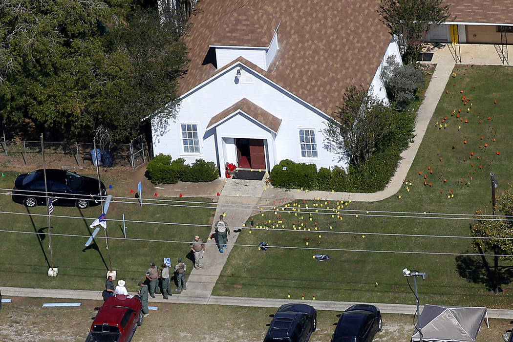 Una foto aérea que muestra el sitio de un tiroteo masivo en la Primera Iglesia Bautista de Sutherland Springs, Texas, EE.UU., 6 de noviembre de 2017. REUTERS / Jonathan Bachman