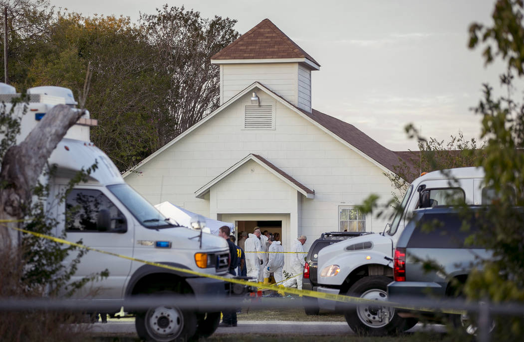 Los investigadores trabajan en la escena de un tiroteo masivo en la Primera Iglesia Bautista en Sutherland Springs, Texas, el domingo 5 de noviembre de 2017. Un hombre abrió fuego dentro de la ig ...