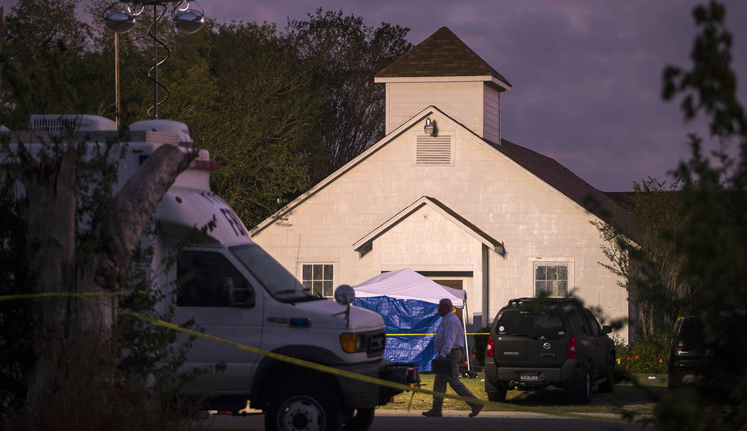 Un hombre pasa frente a la Primera Iglesia Bautista el lunes, 6 de noviembre de 2017, donde un hombre armado abrió fuego en un servicio dominical en Sutherland Springs, Texas. (Nick Wagner / Aust ...
