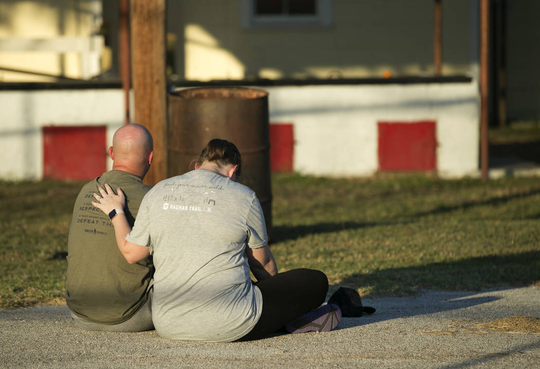 Una pareja se conforta en un centro comunitario en Sutherland Springs, Texas, cerca de la escena de un tiroteo masivo en la Primera Iglesia Bautista el domingo, 5 de noviembre de 2017. Un hombre a ...