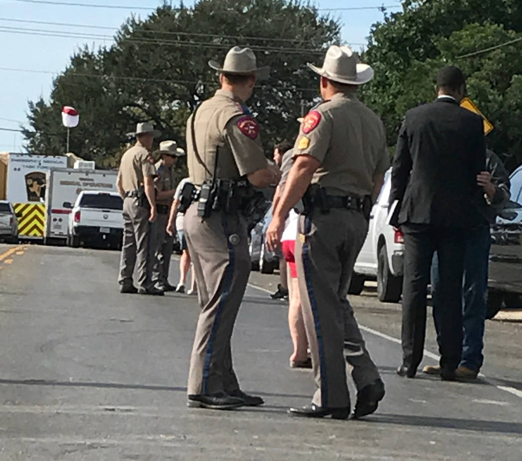 El lunes, el FBI y el Departamento de Seguridad Pública de Texas en la escena en Sutherland Springs. Foto de Gary Martin.
