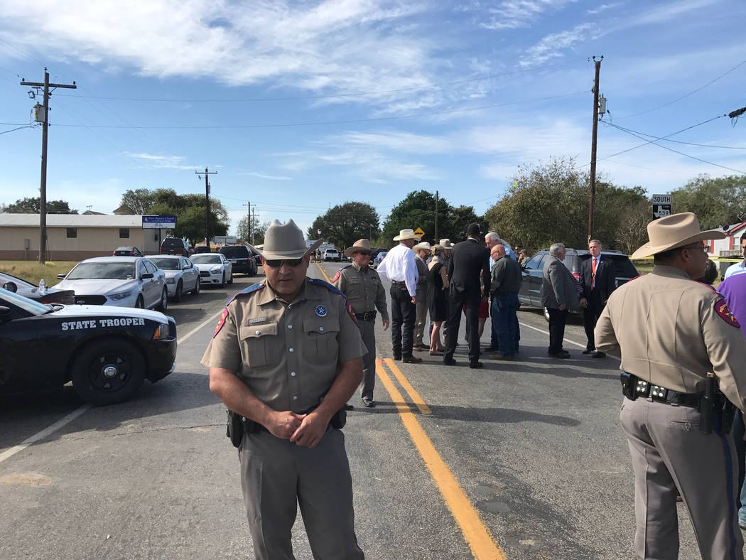 Patrullas del Departamento de Seguridad Pública de Texas, agentes federales y funcionarios locales cerca de la masacre de la iglesia en la escena del crimen en Sutherland Springs. Foto de Gary Martin