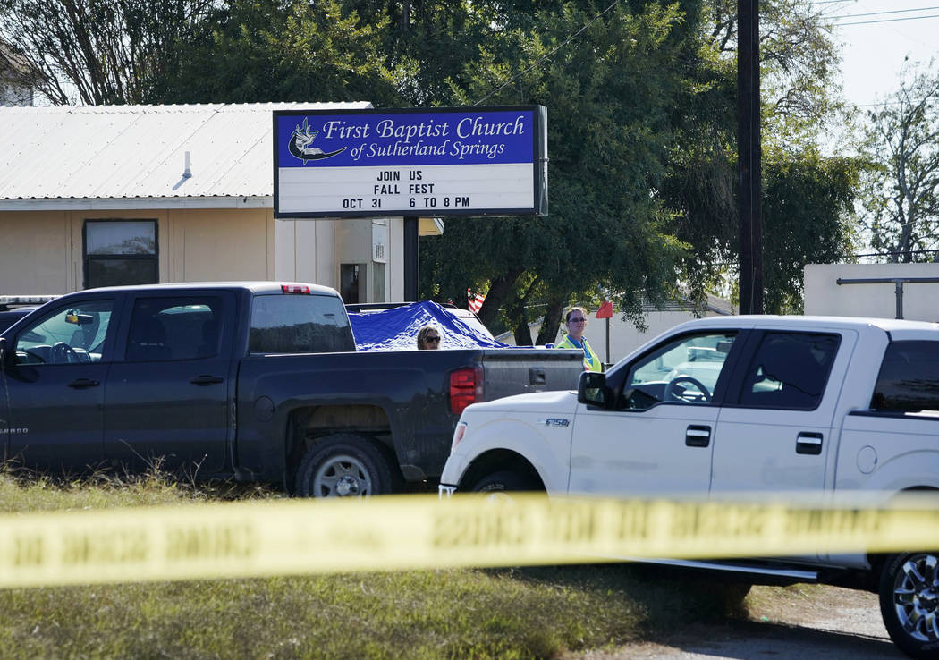 Oficiales de la policía investigan la escena de un tiroteo en la Primera Iglesia  Bautista de Sutherland Springs, el lunes 6 de noviembre de 2017, en  Sutherland Springs, Texas. (AP Photo /