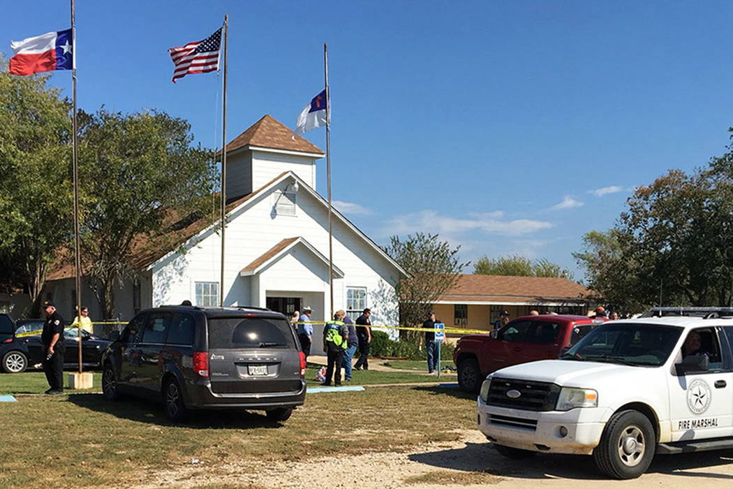 El personal de emergencia responde a un tiroteo fatal en una iglesia bautista en Sutherland Springs, Texas, el domingo 5 de noviembre de 2017. (KSAT vía AP)