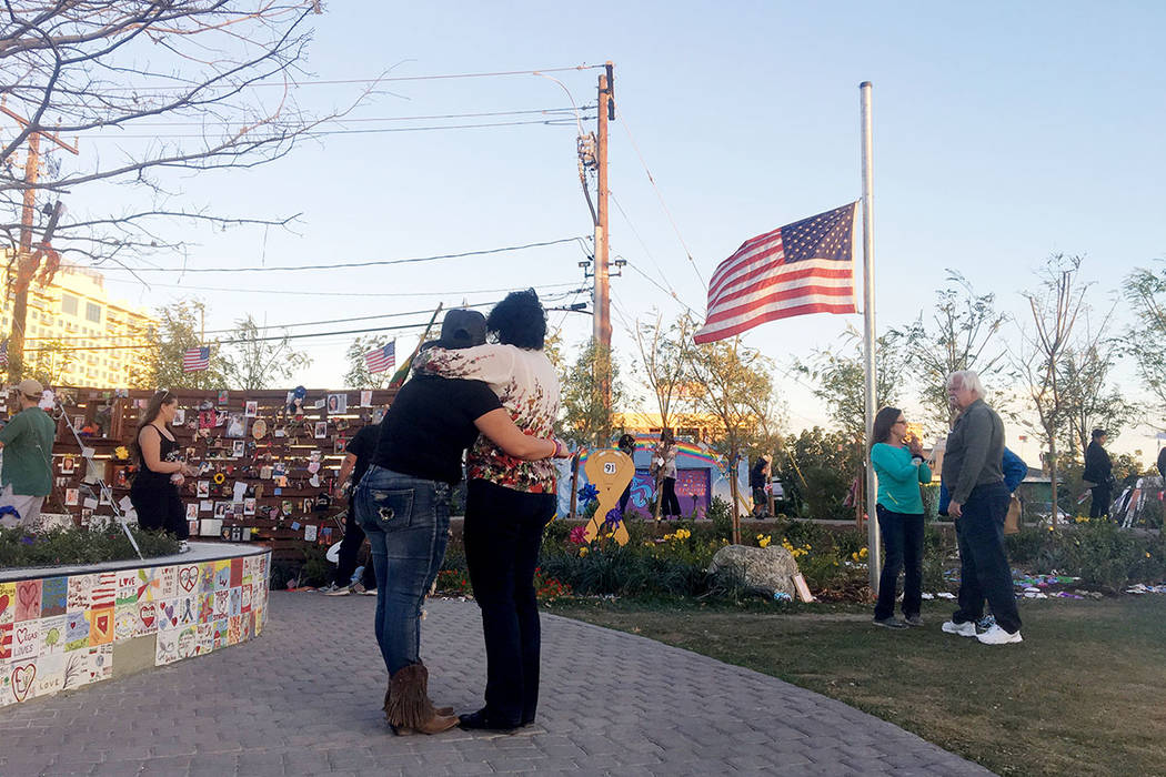Una sobreviviente del festival de la Ruta 91 se consuela cuando viajó desde California para visitar Las Vegas por primera vez desde el tiroteo, en el Las Vegas Community Healing Garden en Las Veg ...