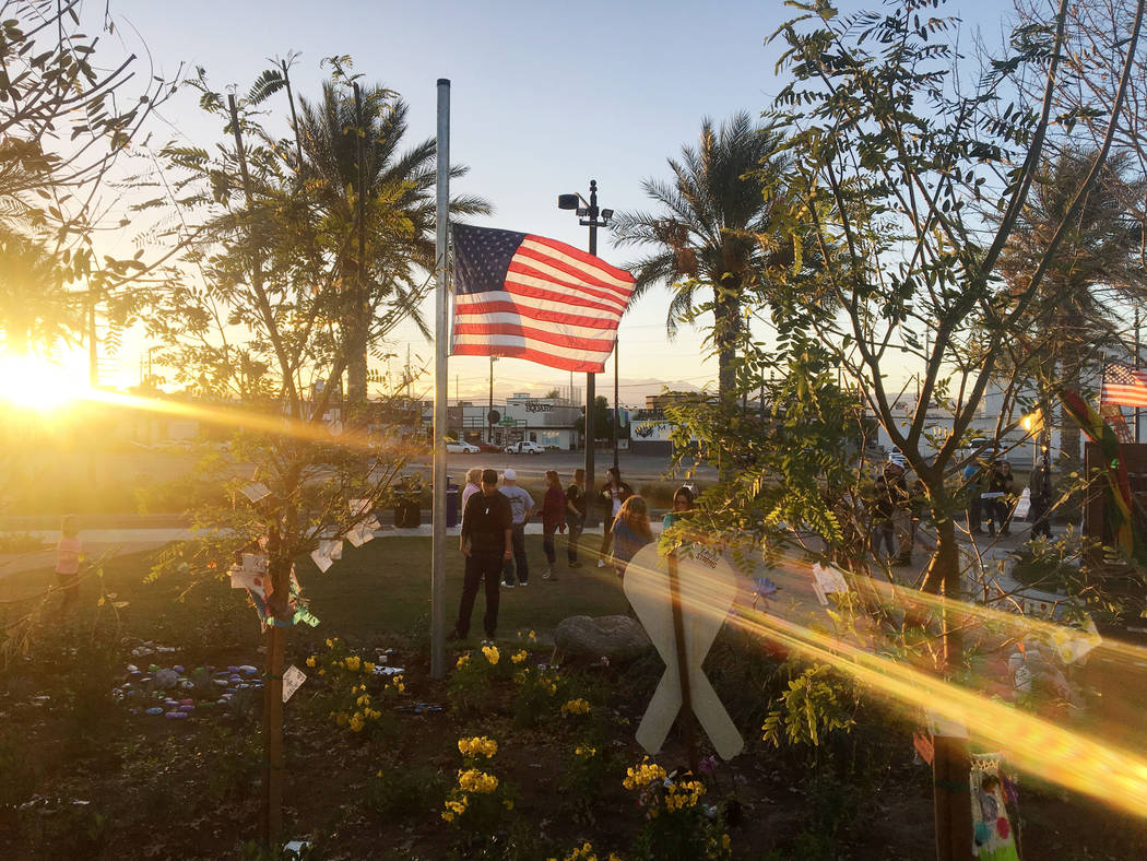 Los individuos rinden homenaje a las víctimas del festival de la cosecha de la Ruta 91 en el Las Vegas Community Healing Garden en Las Vegas, domingo 5 de noviembre de 2017. Elizabeth Brumley Las ...