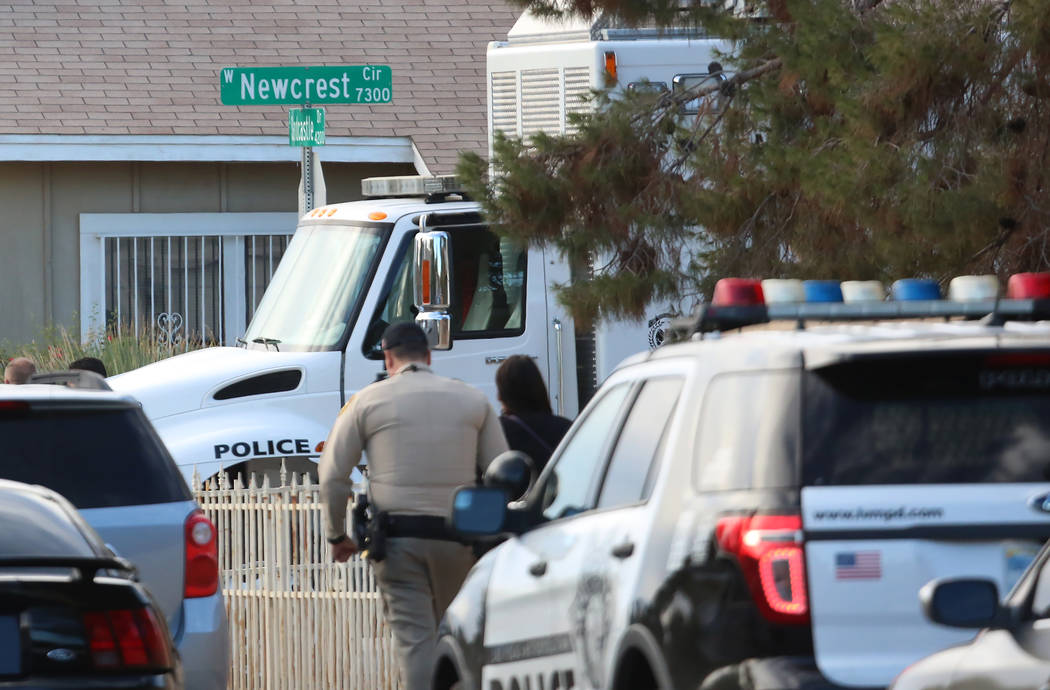 La policía de Las Vegas investiga un doble homicidio el martes, 7 de noviembre de 2017, en la cuadra 7300 de Newcrest Circle, cerca de Flamingo Road y Tanaya Way en Las Vegas. La policía mató a ...