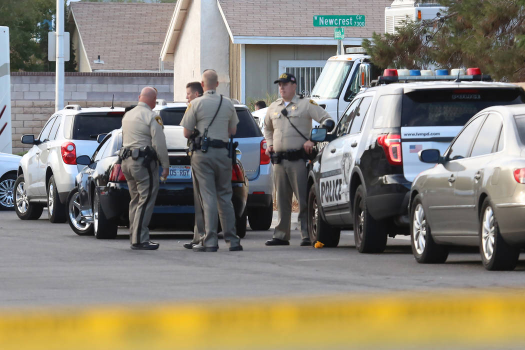 La policía de Las Vegas investiga un doble homicidio el martes, 7 de noviembre de 2017, en la cuadra 7300 de Newcrest Circle, cerca de Flamingo Road y Tanaya Way en Las Vegas. La policía mató a ...