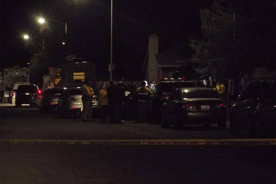 Personal de rescate y la policía de Las Vegas se reúne el martes por la mañana en la cuadra 7300 de Newcrest Circle, cerca de Flamingo Road y Tenaya Way, donde los oficiales estaban investigand ...