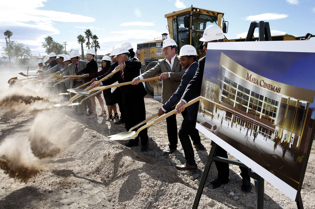 Funcionarios de la ciudad del norte de Las Vegas y de Maya Cinemas palean tierra durante la ceremonia oficial de inauguración de la construcción de un cine y centro de entretenimiento de 14 sala ...